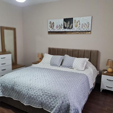 Jon'S Apartment Тирана Екстериор снимка