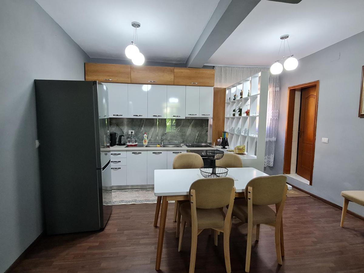 Jon'S Apartment Тирана Екстериор снимка